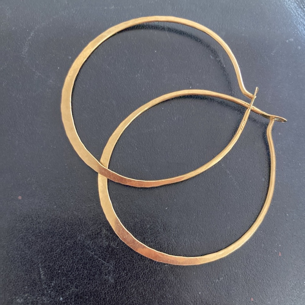 Gorgeous Vintage one of a kind thin gold hoops / one side hammered, other smooth - Picture 2 of 10